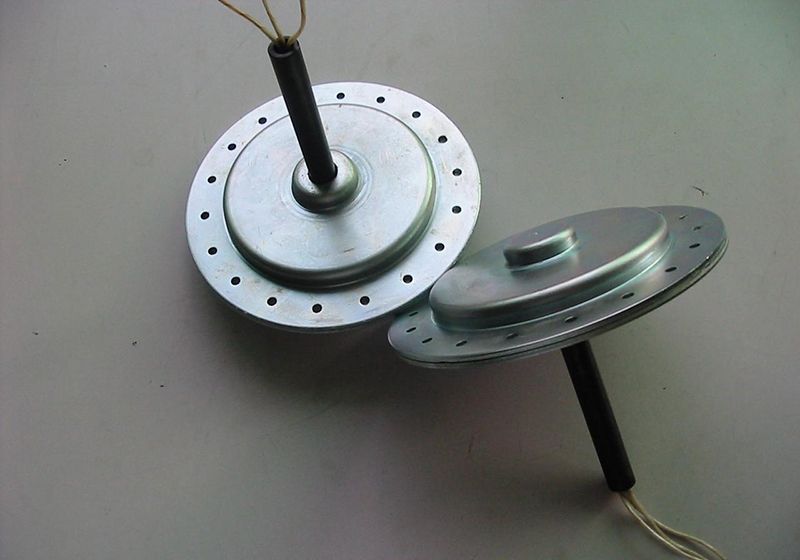 磁盤式三相發電機星連接有四個終端，如何連接整流器橋？